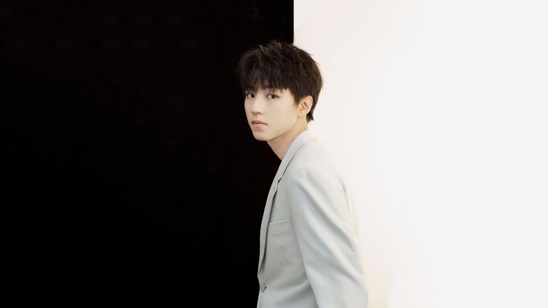 开云体育APP下载-钢铁意志与皇冠，当底特律的蓝领铁壁遇上洛杉矶的紫金王者